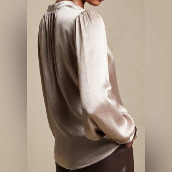 Banana Republic NWT Satin Shirred Neck Blouse in Beechwood - Picture 4 of 10